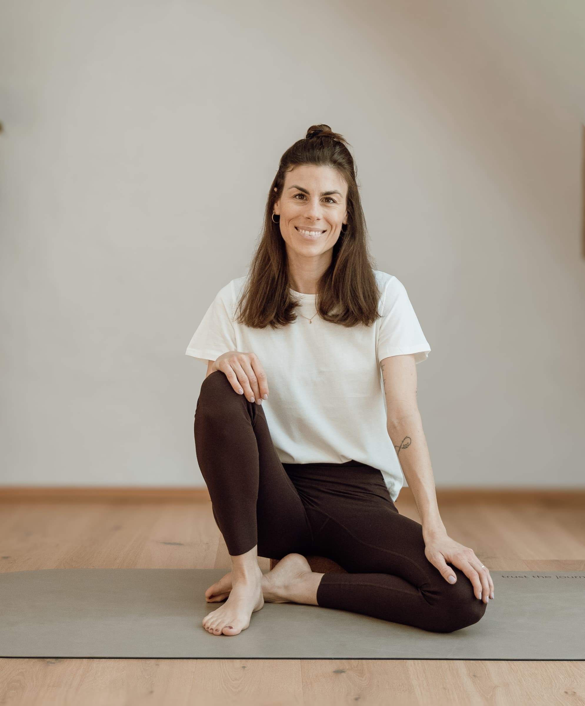 Lisa sitzend auf der Matte im Studio
